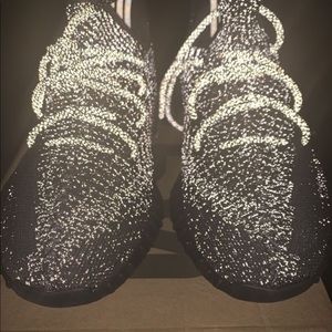 yeezy 350 V2 black reflective